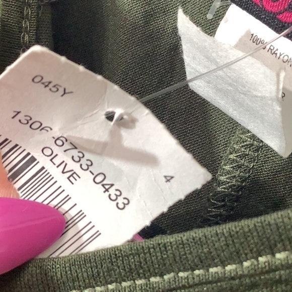 Blush NEW - Sz M - olive green cold shoulder - half open sleeve top - SLAYERS 87 - Picture 6 of 6